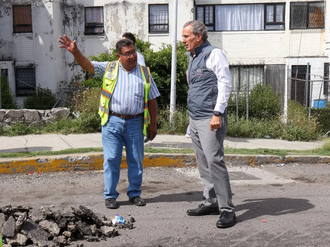 Supervisa Pepe Chedraui labores de bacheo en colonia La Noria