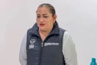 ¡SIN PALABRAS! Funcionaria de Bienestar estatal guarda silencio tras ser citada por presunta discriminación contra Síndica y Regidora de Francisco Z. Mena.