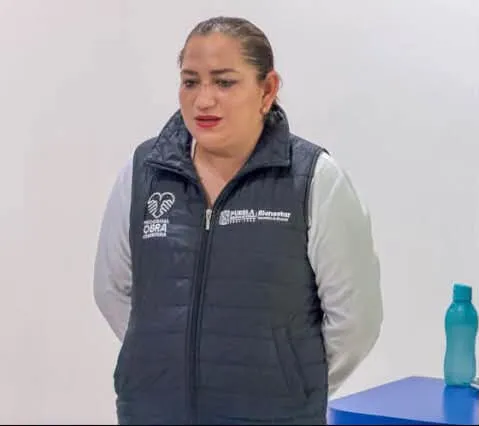 ¡SIN PALABRAS! Funcionaria de Bienestar estatal guarda silencio tras ser citada por presunta discriminación contra Síndica y Regidora de Francisco Z. Mena.