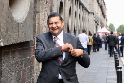 Alejandro Armenta se reúne con Claudia Sheinbaum en Palacio Nacional para revisar avances en vivienda y salud