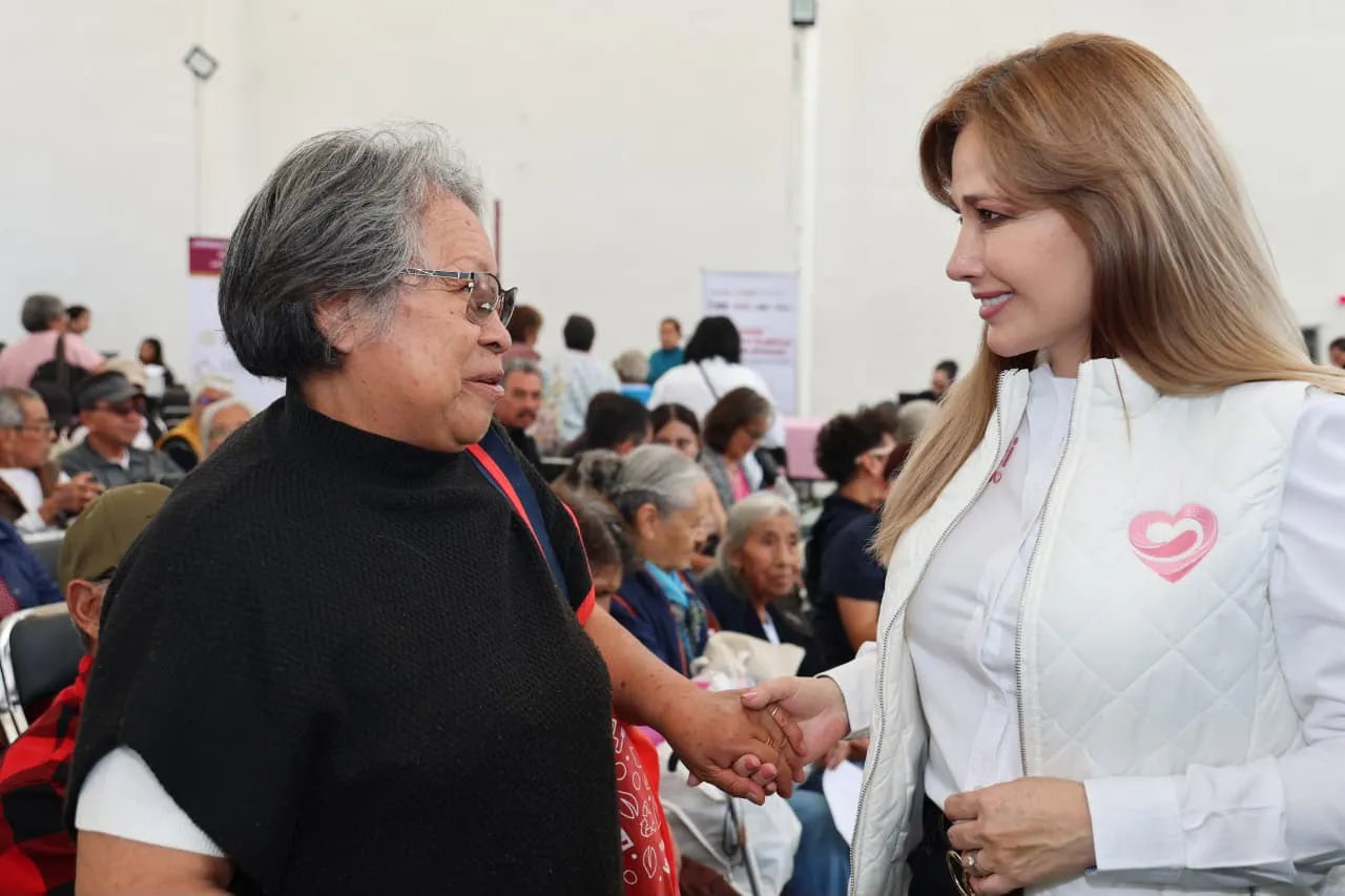 Beneficencia Pública y Ceci Arellano Arellano acercan apoyos auditivos y visuales a familias poblanas