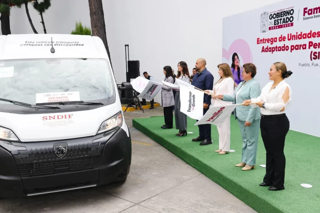 Con donación del SNDIF, Ceci Arellano y SEDIF entregan cuatro unidades adaptadas