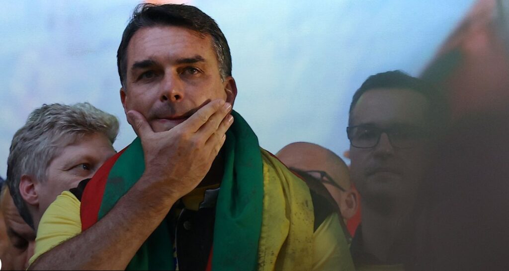 Flávio Bolsonaro habría huido de Brasil y estaría en Estados Unidos, reporta The New York Times