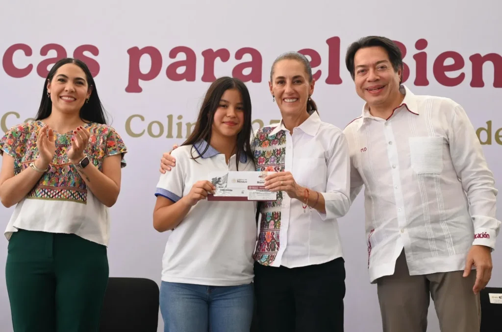 GRACIAS A LAS BECAS PARA EL BIENESTAR CERCA DE 400 MIL JÓVENES MÁS ESTUDIARÁN PREPARATORIA PRESIDENTA CLAUDIA SHEINBAUM EN ENTREGA DE TARJETAS DE LA BECA BENITO JUÁREZ EN COLIMA