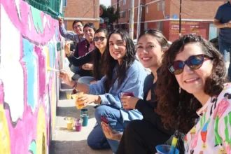 Gobierno estatal fortalece integración juvenil con megamural del Día de Muertos