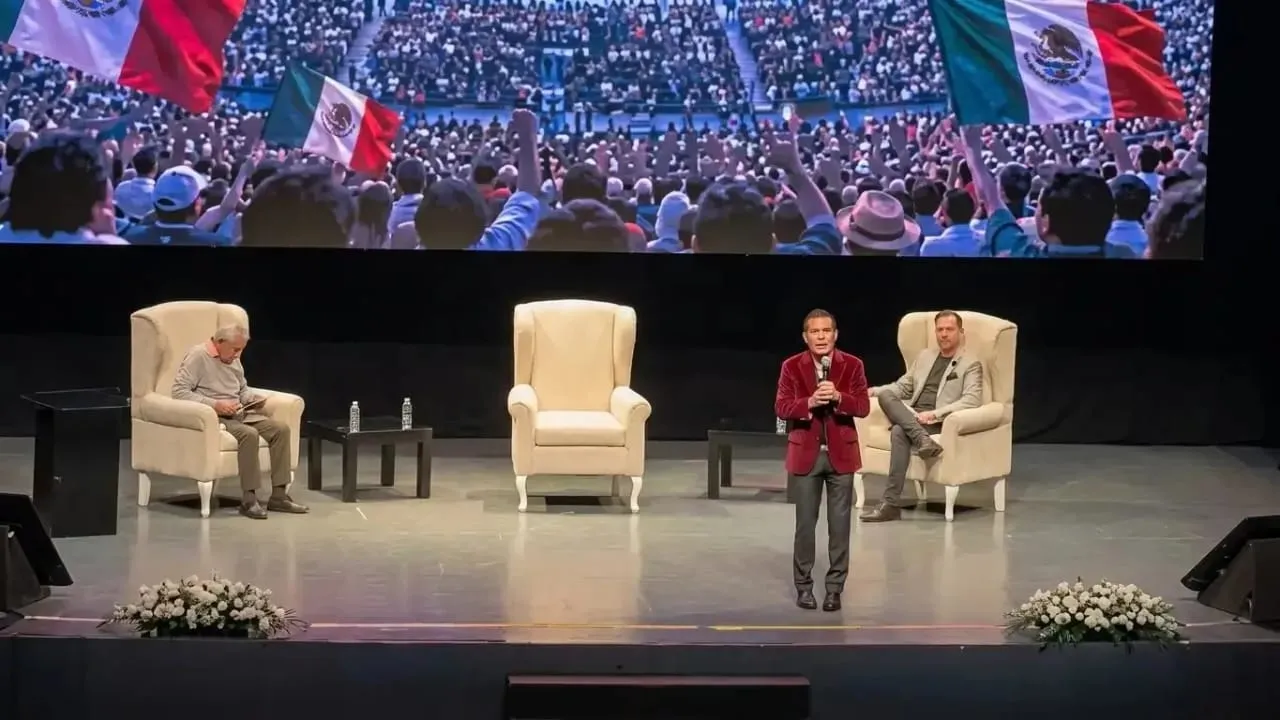 Julio César Chávez lleva su mensaje de prevención de adicciones a estudiantes de Puebla