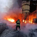 Marina brinda apoyo para combatir incendio en depósito de basura en la alcaldía Tláhuac, Ciudad de México