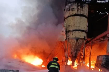 Marina brinda apoyo para combatir incendio en depósito de basura en la alcaldía Tláhuac, Ciudad de México