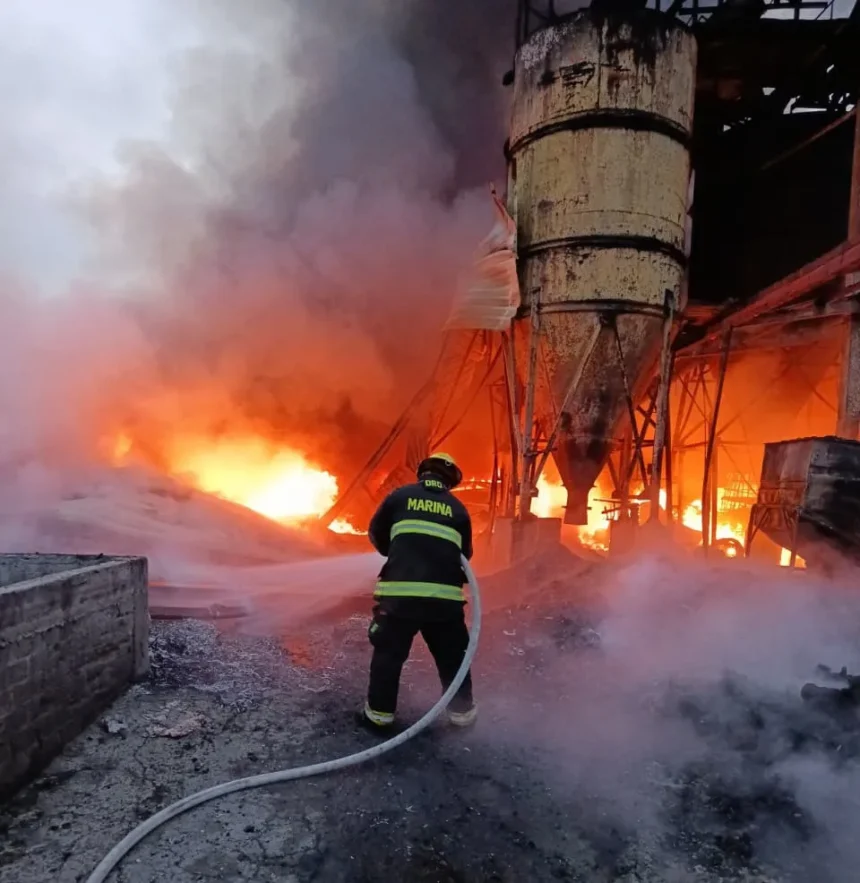 Marina brinda apoyo para combatir incendio en depósito de basura en la alcaldía Tláhuac, Ciudad de México
