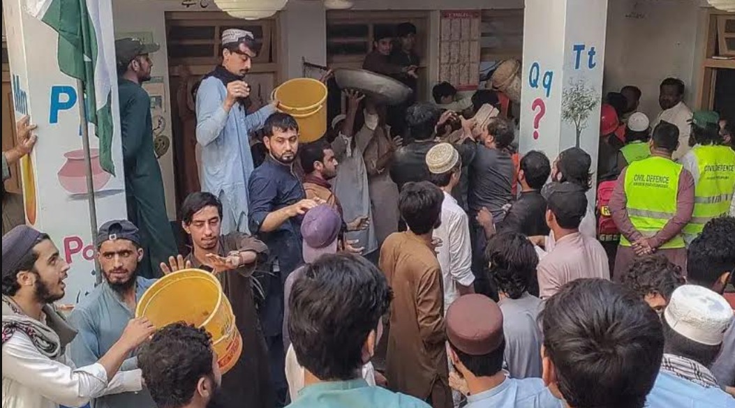 Mueren 34 personas, entre ellas 32 niños, tras derrumbe en una escuela de Pakistán