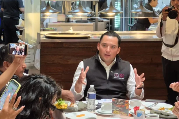 Promueve Mario Rendón la defensa de la soberanía y la vinculación con comités escolares en Tepeaca