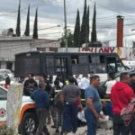 Seis lesionados y un detenido tras choque entre camioneta y microbús de la Ruta 38 en Xochimehuacan