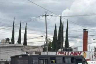 Seis lesionados y un detenido tras choque entre camioneta y microbús de la Ruta 38 en Xochimehuacan