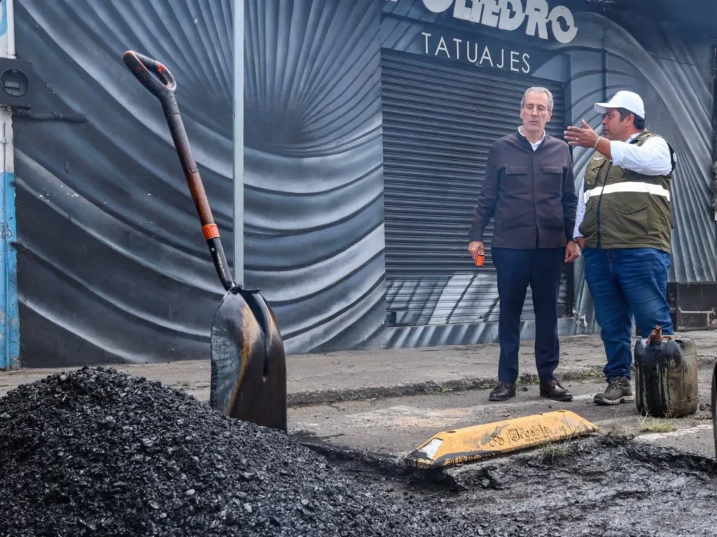 Verifica Pepe Chedraui labores de bacheo en colonia Los Volcanes