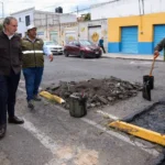 Verifica Pepe Chedraui labores de bacheo en colonia Los Volcanes